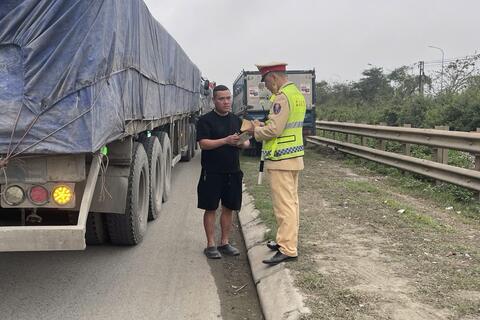 Phòng Cảnh sát giao thông xử lý nghiêm các phương tiện dừng, đỗ sai quy định trên tuyến Quốc lộ 1