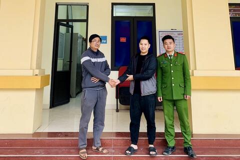 Công an thị trấn Thường Xuân hỗ trợ người dân trả lại tiền cho người chuyển khoản nhầm