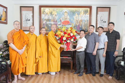 Đại tá Lê Ngọc Anh, Phó Giám đốc Công an tỉnh chúc mừng tăng ni, phật tử nhân Lễ Phật đản