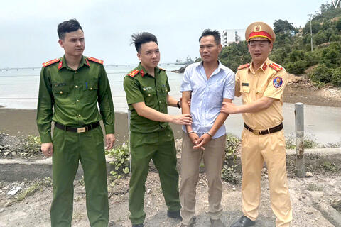 Cảnh sát giao thông Công an tỉnh Thanh Hoá bắt giữ đối tượng truy nã