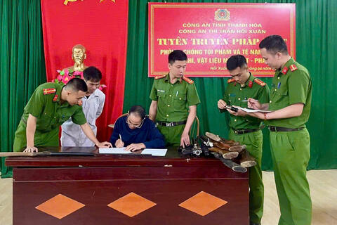 Công an thị trấn Hồi Xuân: dấu ấn trong hành trình vận động đồng bào giao nộp vũ khí