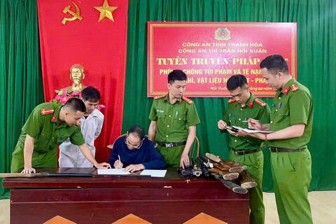Công an thị trấn Hồi Xuân nỗ lực tuyên truyền vận động Nhân dân giao nộp vũ khí
