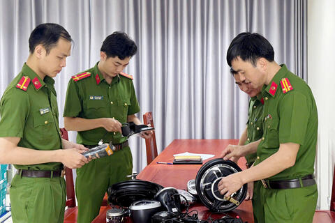 Triệt phá 2 đường dây buôn lậu bình ắc quy và phụ tùng xe điện quy mô lớn