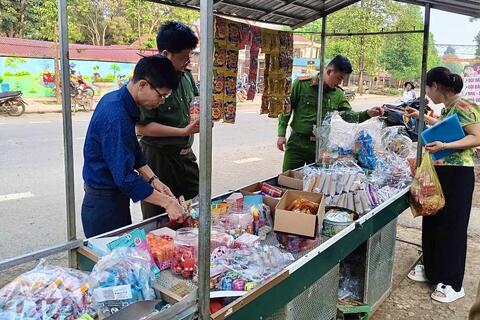 Công an xã Lương Sơn tăng cường kiểm tra, tuyên truyền vệ sinh an toàn thực phẩm