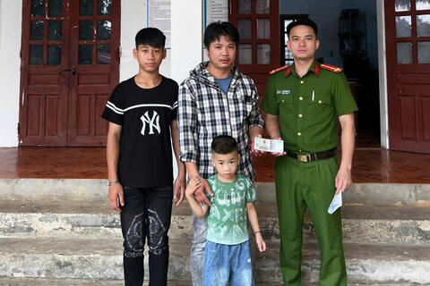 Công an xã Cẩm Bình nhanh chóng xác minh trả lại hơn 19 triệu đồng cho người dân bị mất