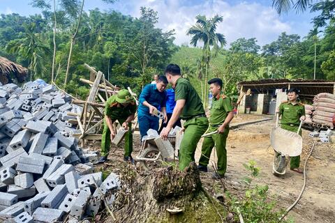 Công an thị trấn Lang Chánh đồng hành xóa nhà tạm, nhà dột nát  cho hộ nghèo