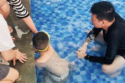 Giải cứu bé trai bị kẹt tay trong ống thoát nước tại bể bơi