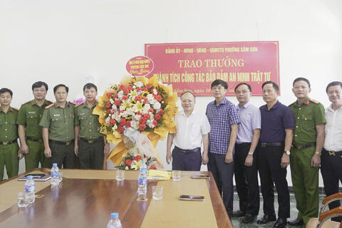 Thưởng nóng 30 triệu đồng cho Công an phường Sầm Sơn