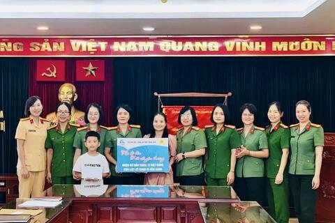 Hội Phụ nữ Công an tỉnh Thanh Hóa nhận đỡ đầu con trai liệt sĩ Vi Văn Luân