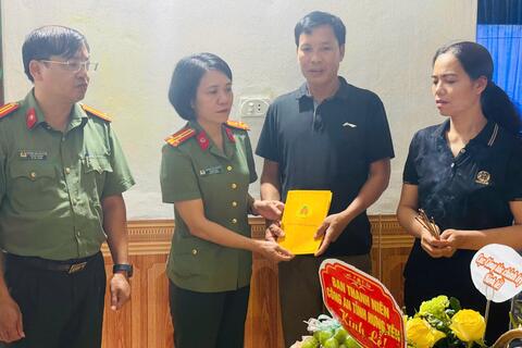 Công an tỉnh thăm, tặng quà tri ân gia đình liệt sĩ Nguyễn Đăng Khải