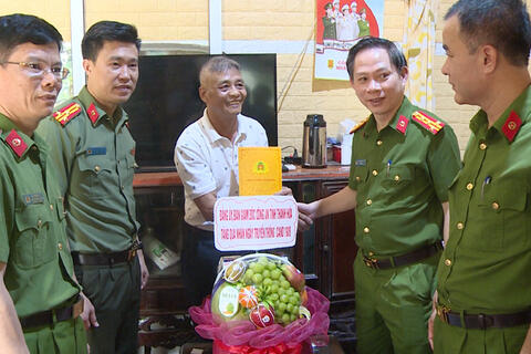 Thăm, tặng quà các gia đình chính sách nhân dịp kỷ niệm 80 năm Ngày truyền thống Công an nhân dân