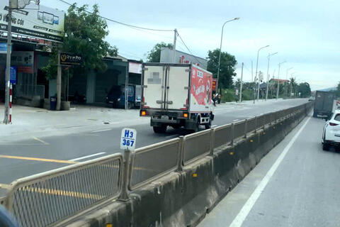 Đề nghị xử phạt 19 triệu đồng, trừ 4 điểm Giấy phép lái xe đối với tài xế điều khiển ôtô đi ngược chiều trên Quốc lộ 1A