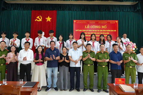 Trao tặng bình chữa cháy cho hộ gia đình có hoàn cảnh khó khăn trên địa bàn phường Nghi Sơn