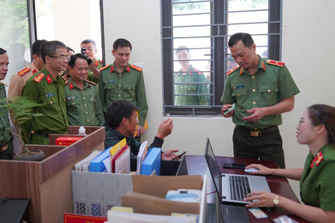 Thiếu tướng Tô Anh Dũng, Giám đốc Công an tỉnh thăm, làm việc với Công an các xã biên giới