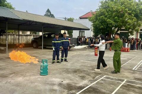 Tập huấn kiến thức, kỹ năng PCCC và CNCH cho cán bộ, giáo viên mầm non