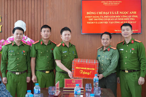 Đại tá Lê Ngọc Anh, Phó Giám đốc Công an tỉnh thăm, làm việc với Công an các xã biên giới