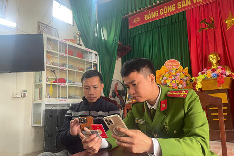 Công an xã Hoằng Phú hướng dẫn Nhân dân góp ý Dự thảo Văn kiện Đại hội XIV của Đảng qua ứng dụng VNeID