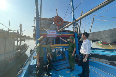 Công an xã Vạn Lộc phát huy vai trò nòng cốt trong phòng chống khai thác hải sản bất hợp pháp, không báo cáo và không theo quy định