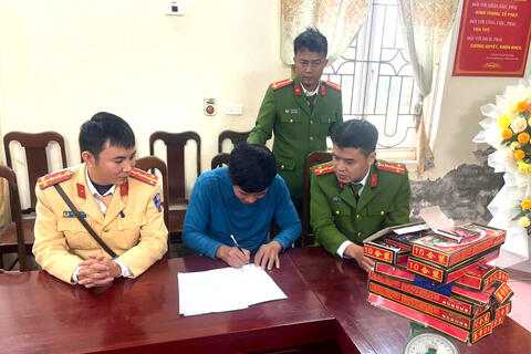 Tiếp nhận pháo do người dân tự giác giao nộp