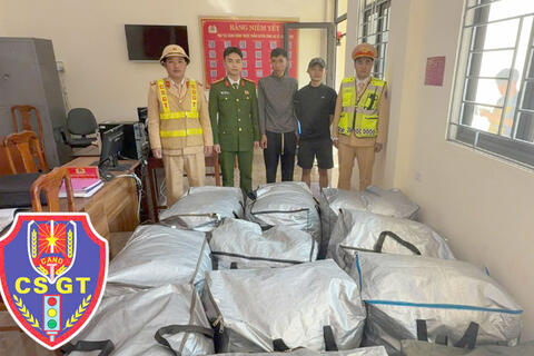 Phát hiện xe tải chở quần áo không hóa đơn, nguồn gốc