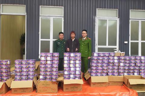 Thanh Hoá: Bắt giữ đối tượng vận chuyển hơn 1 tấn pháo hoa nổ từ Lào về Việt Nam
