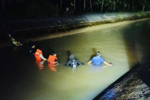 Tìm kiếm cháu bé đuối nước tại kênh nước xã Thọ Lập