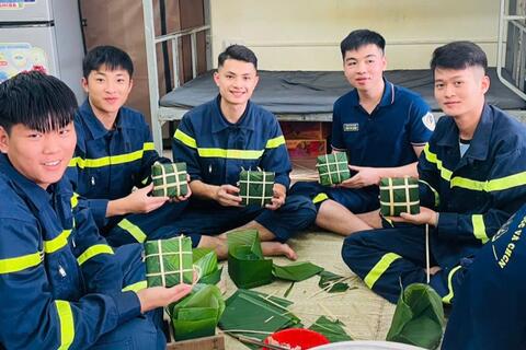 Cảnh sát PCCC và CNCH vừa gói bánh chưng, vừa sẵn sàng trực chiến