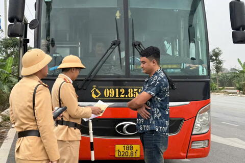 Tăng cường kiểm tra, xử lý phương tiện vận tải hành khách vi phạm trật tự, an toàn giao thông dịp Tết Nguyên đán Bính Ngọ 2026