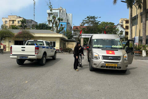 Cảnh sát giao thông kịp thời hỗ trợ đưa cháu bé sốt cao, co giật đi cấp cứu