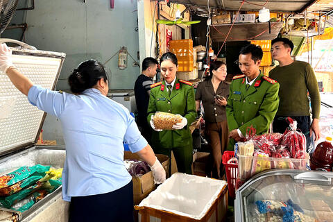 Phát hiện, thu giữ 4 tấn thực phẩm không rõ nguồn gốc