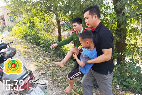 Công an xã Quang Chiểu giúp đỡ trẻ lạc về với gia đình