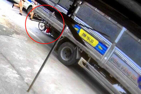 Cảnh sát giao thông kịp thời hỗ trợ giải cứu người phụ nữ: Cảnh báo nguy hiểm khi đứng sau xe ô tô