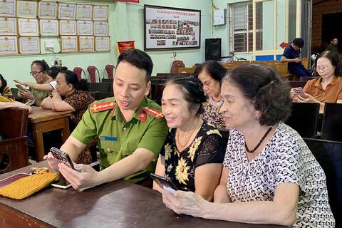 Đẩy mạnh chuyển đổi số: Công an phường Hạc Thành quyết liệt triển khai tài khoản an sinh xã hội vì quyền lợi người dân