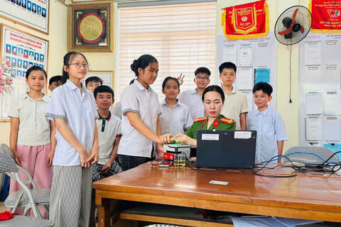 Công an xã Lưu Vệ mở cao điểm thu nhận định danh điện tử cho trẻ em từ 6 đến dưới 14 tuổi