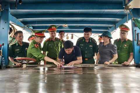 Công an xã Tân Tiến phát huy vai trò nòng cốt trong thu hồi vũ khí, vật liệu nổ, công cụ hỗ trợ