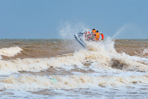 Ra quân đảm bảo an ninh trật tự và diễn tập cứu nạn cứu hộ biển Sầm Sơn 2026