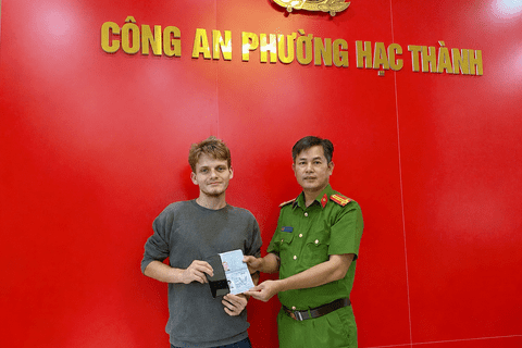 Công an phường Hạc Thành hỗ trợ du khách là người nước ngoài nhận lại tài sản thất lạc