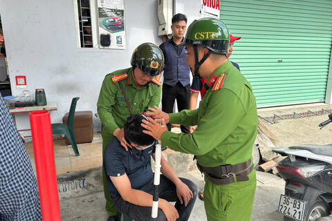Công an phường Hạc Thành kịp thời hỗ trợ người bị nạn sau va chạm giao thông