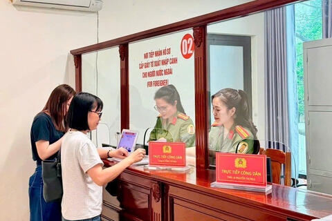 Chủ động chuyển đổi số trong quản lý xuất nhập cảnh: Khi mỗi thủ tục hành chính trở nên gần dân hơn