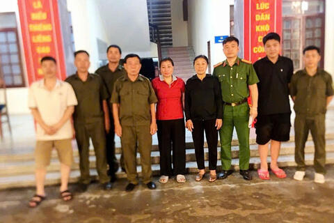 Công an phường Sầm Sơn hỗ trợ đưa công dân đi lạc về với Trung tâm Bảo trợ xã hội.
