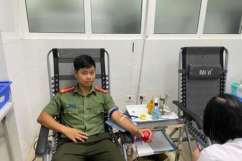 Cán bộ Công an xã Hoằng Phú kịp thời hiến máu cứu giúp người bệnh