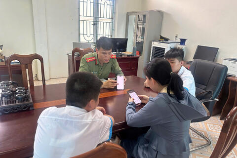Lực lượng an ninh Công an xã Nông Cống tận tình hướng dẫn Nhân dân đăng ký cấp hộ chiếu trên ứng dụng VNeID