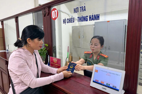 Làm hộ chiếu online qua VNeID: Người dân đánh giá cao sự thuận tiện