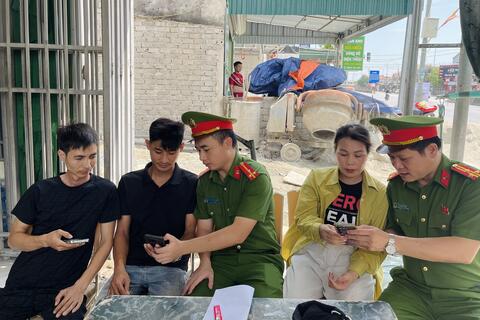 Tận tụy, trách nhiệm hỗ trợ người dân tích hợp thông tin an sinh xã hội trên VNeID - Đưa tiện ích số đến gần người dân