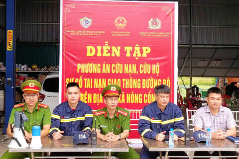 Công an xã Nông Cống phối hợp tổ chức diễn tập phương án cứu nạn, cứu hộ sự cố an toàn giao thông đường bộ