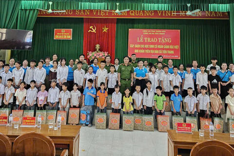 Công an xã Tiên Trang trao tặng 51 phần quà cho học sinh có hoàn cảnh đặc biệt khó khăn trước thềm năm học mới