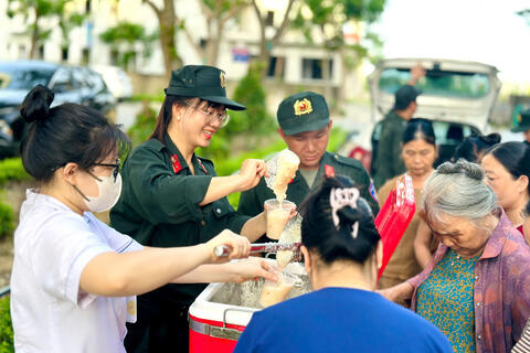 Ấm áp “Nồi cháo nhân ái” của lực lượng Cảnh sát cơ động