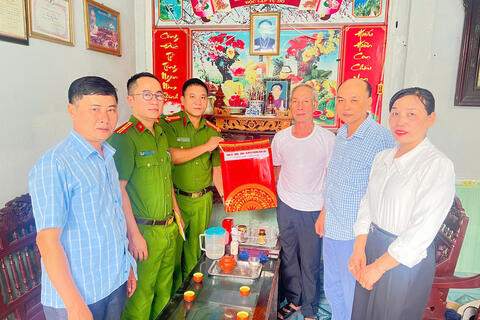 Công an phường Nghi Sơn thăm hỏi, tặng quà người có công và thân nhân người có công với cách mạng