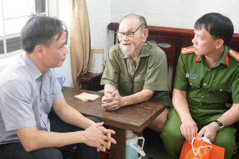 Công an phường Sầm Sơn tặng quà tri ân người có công tại Trung tâm Nuôi dưỡng, điều dưỡng người có công Thanh Hóa