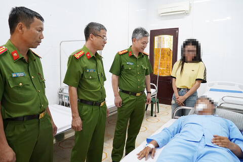 Đại tá Nguyễn Anh Tuấn, Phó Giám đốc Công an tỉnh thăm, động viên cán bộ bị thương khi truy bắt tội phạm về ma túy